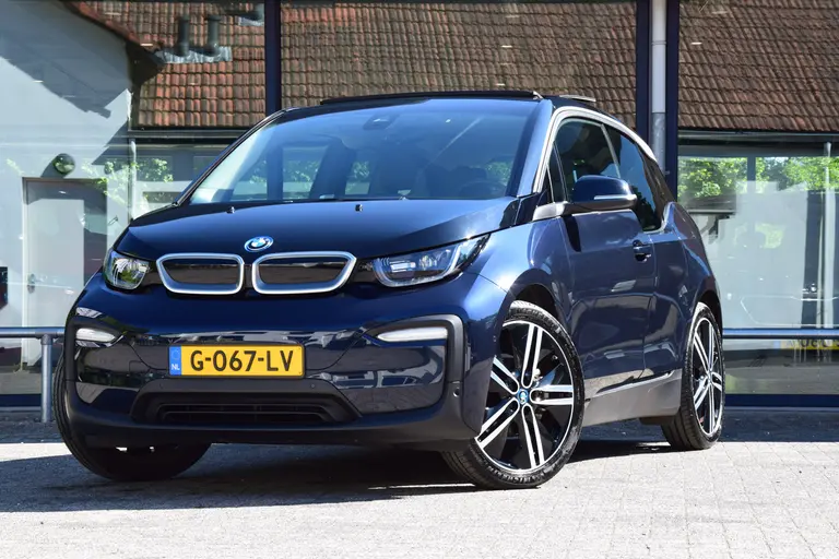 BMW i3 Executive Edition 120Ah 42 kWh | Org. NL | BOVAG Garantie | Warmtepomp | Panoramadak | Stoelverwarming | Adaptive Cruise Control | Achteruitrijcamera | Navigatie | Full LED | 20'' Velgen | afbeelding 2