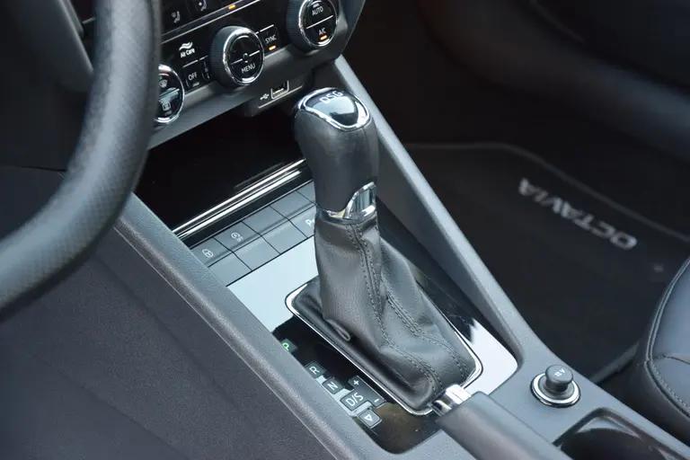 Skoda Octavia Combi 1.0 TSI Greentech Style Business DSG Automaat | Org. NL | BOVAG Garantie | Achteruitrijcamera | Stoelverwarming |  Lederen Bekleding | Full LED | Apple Carplay/Android Auto | afbeelding 19