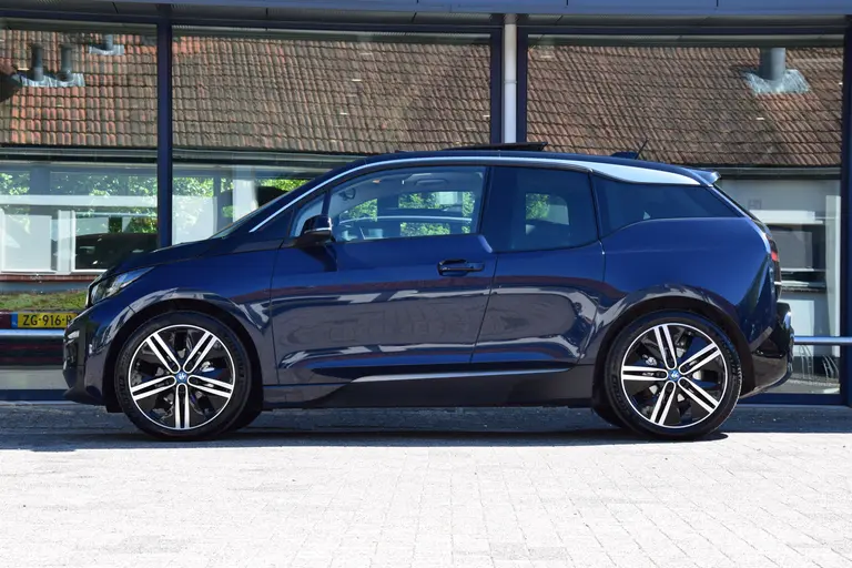 BMW i3 Executive Edition 120Ah 42 kWh | Org. NL | BOVAG Garantie | Warmtepomp | Panoramadak | Stoelverwarming | Adaptive Cruise Control | Achteruitrijcamera | Navigatie | Full LED | 20'' Velgen | afbeelding 4