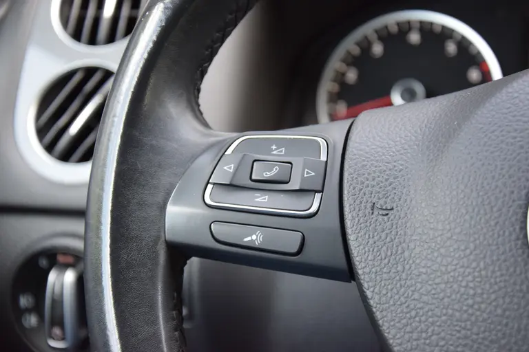 Volkswagen Tiguan 1.4 TSI Sport&Style 160PK | Trekhaak | Navigatie | Volledig Lederen Interieur | Parkeersensoren Achter | Xenon Verlichting | Stoelverwarming | Bluetooth Telefoonverbinding | afbeelding 25