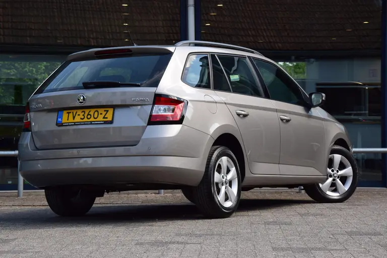 Skoda Fabia Combi 1.0 TSI Ambition 96PK | BOVAG Garantie | 15'' Velgen | Speed Limiter | Parkeersensoren Achter | Airconditioning | Apple Carplay/ Android Auto | afbeelding 2