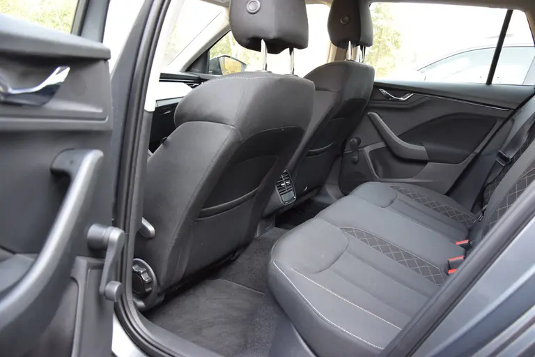 Skoda Kamiq 1.0 TSI 111PK Ambition | Org. NL | BOVAG Garantie | Acheruitrijcamera | Virtual Cockpit | Navigatie | Full LED | 16'' Velgen | Cruise Control | Airconditioning | afbeelding 7