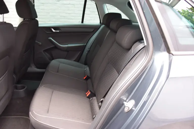 Skoda Rapid Spaceback 1.2 TSI 90PK Greentech Style Edition | Org. NL | BOVAG Garantie | Trekhaak | Navigatie | Stoelverwarming | 16'' Velgen | PDC Achter | Bluetooth | Multifunctioneel Stuurwiel | afbeelding 8