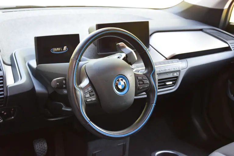 BMW i3 Executive Edition 120Ah 42 kWh | Org. NL | BOVAG Garantie | Warmtepomp | Panoramadak | Stoelverwarming | Adaptive Cruise Control | Achteruitrijcamera | Navigatie | Full LED | 20'' Velgen | afbeelding 16