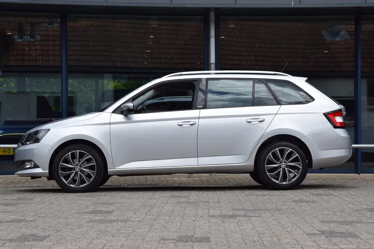 Skoda Fabia Combi 1.2 TSI Edition | Org. NL | BOVAG Garantie | 1e Eigenaar | Parkeersensoren Achter | 16'' Velgen | Stoelverwarming | Airco | Cruise Control | DAB Radio | afbeelding 4