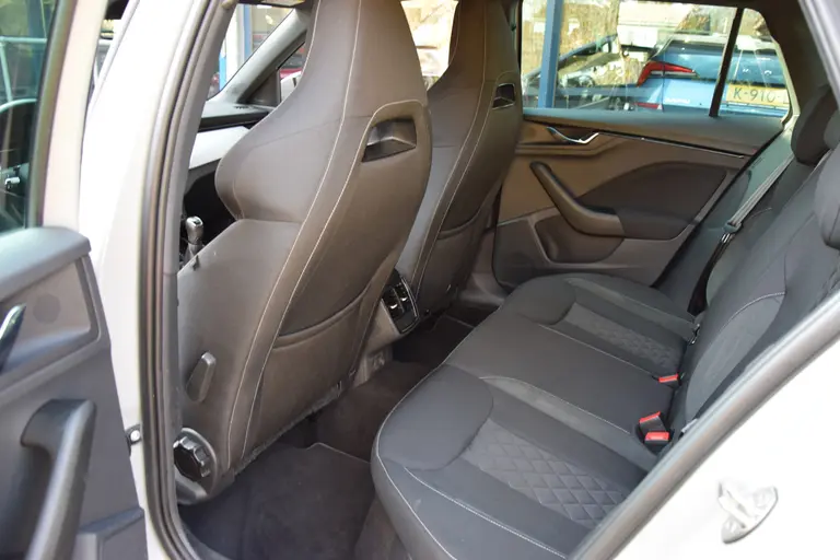 Skoda Kamiq 1.0 TSI 111PK Sport Business | Org. NL | BOVAG Garantie | Trekhaak | Virtual Cocpit | Sportstoelen | Cruise&Climate Control | PDC Achter | Apple Carplay/ Android Auto | afbeelding 7