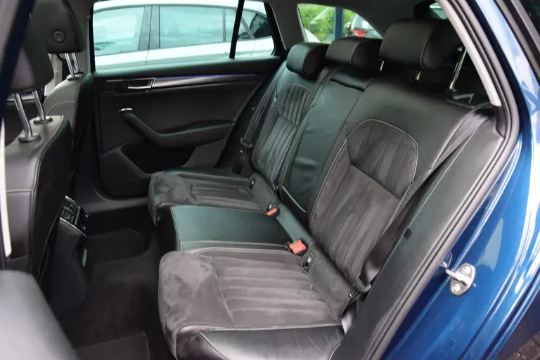 Skoda Superb Combi 1.4 TSI iV 160PK Business Edition Plus PHEV DSG Automaat | Org. NL | BOVAG Garantie | Trekhaak | Virtual dashboard | Apple Carplay/Android Auto | Elektrische Voorstoelen met geheugen | Verwarmde Voorruit + Stoelen | afbeelding 8