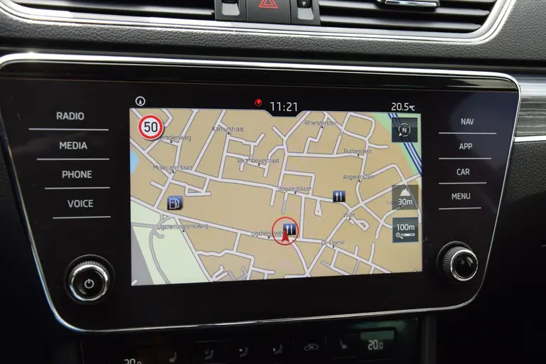 Skoda Superb Combi 1.5 TSI ACT 150PK Business Edition DSG Automaat | Org. NL | BOVAG Garantie | Trekhaak | Virtual dashboard | Apple Carplay/Android Auto | Elektrische bestuurdersstoel met geheugen | Verwarmde voorruit / Voorstoelen | afbeelding 28