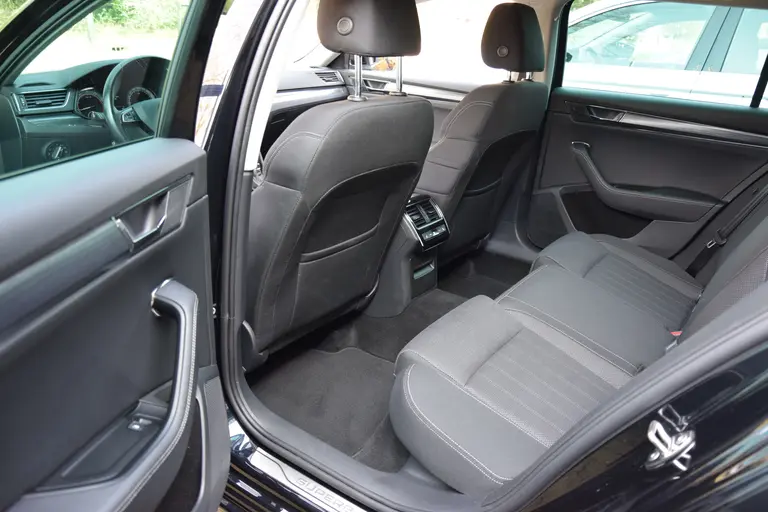 Skoda Superb Combi 1.5 TSI ACT 150PK Business Edition DSG Automaat | Org. NL | BOVAG Garantie | Apple Carplay/Android Auto | Elektrische Bestuurdersstoel | Verwarmde voorruit / Stoelen | afbeelding 7