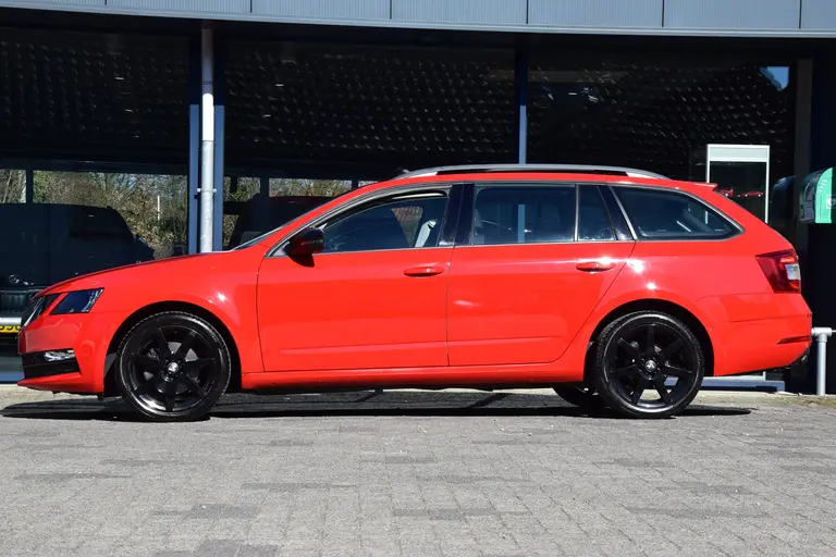 Skoda Octavia Combi 1.0 TSI Greentech Ambition Business DSG Automaat | Org. NL | BOVAG Garantie | Trekhaak | Panoramadak | 17'' Velgen | All Season Banden | Adaptive Cruise Control | afbeelding 4
