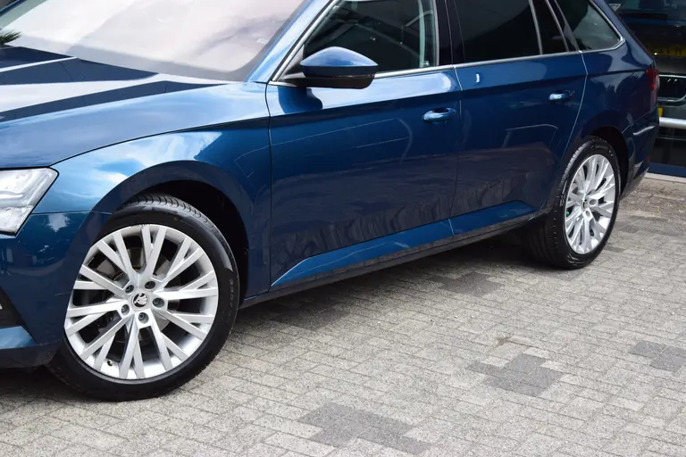 Skoda Superb Combi 1.5 TSI ACT 150PK Business Edition DSG Automaat | Org. NL | BOVAG Garantie | Trekhaak | Virtual dashboard | Apple Carplay/Android Auto | Elektrische bestuurdersstoel met geheugen | Verwarmde voorruit / Voorstoelen | afbeelding 19