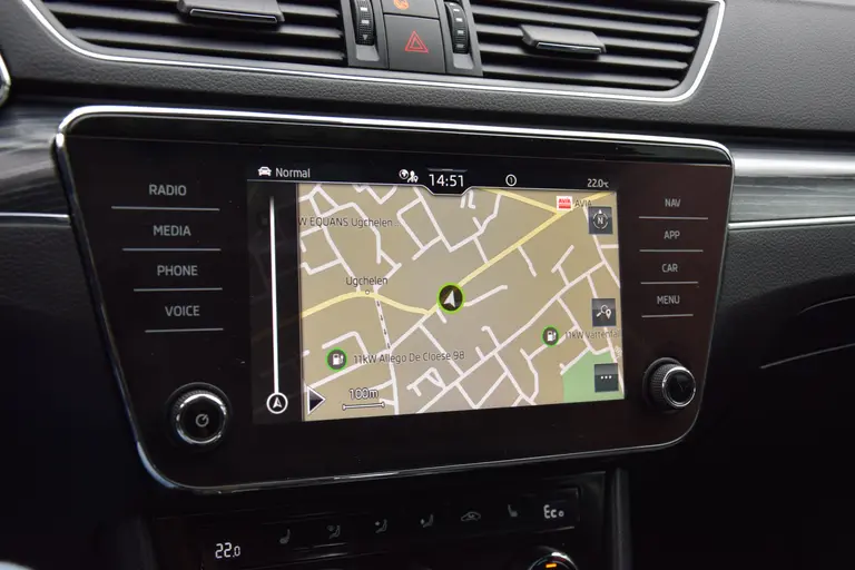 Skoda Superb Combi 1.4 TSI iV 160PK Business Edition Plus PHEV DSG Automaat | Org. NL | BOVAG Garantie | Trekhaak | Virtual dashboard | Apple Carplay/Android Auto | Elektrische Voorstoelen met geheugen | Verwarmde Voorruit + Stoelen | afbeelding 24