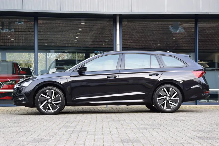 Skoda Octavia Combi 1.4 TSI iV 150PK PHEV Business Edition | Org. NL | BOVAG Garantie | Plug in Hybride | Virtual Cockpit | Navigatie | Full LED | PDC Voor&Achter | Elektrische Kofferklep | afbeelding 4