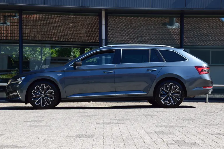 Skoda Superb Combi 1.4 TSI iV Laurin&Klement | BOVAG Garantie | Trekhaak | Leder | Panoramadak | Camera | Virtual Cockpit | Full LED | Stoelverwarming Voor&Achter | 18'' Met All Season Banden | afbeelding 4
