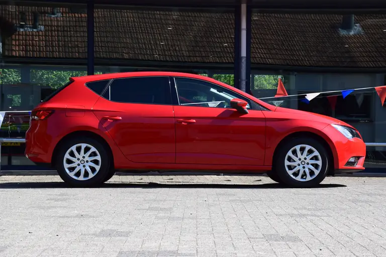 SEAT Leon 1.2 TSI 105PK Style Business | BOVAG Garantie | Cruise&Climate Control | Stoelverwarming | PDC Achter | 16'' Velgen Met All Season Banden | Bluetooth Telefoonverbinding | afbeelding 5