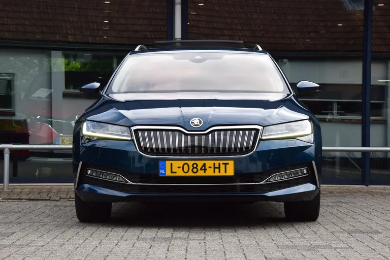 Skoda Superb Combi 1.4 TSI iV 160PK Business Edition Plus PHEV DSG Automaat | Org. NL | BOVAG Garantie | Trekhaak | Virtual dashboard | Apple Carplay/Android Auto | Elektrische Voorstoelen met geheugen | Verwarmde Voorruit + Stoelen | afbeelding 14