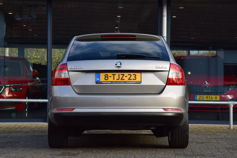Skoda Rapid Spaceback 1.2 TSI 86PK Greentech Elegance Businessline Pro | BOVAG Garantie | NL-Auto | Navigatie | Parkeersensoren Achter | Cruise & Climate Control |17" Velgen | Bluetooth | Stoelverwarming | afbeelding 12