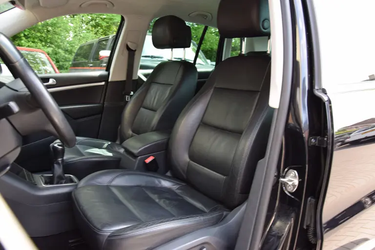 Volkswagen Tiguan 1.4 TSI Sport&Style 160PK | Trekhaak | Navigatie | Volledig Lederen Interieur | Parkeersensoren Achter | Xenon Verlichting | Stoelverwarming | Bluetooth Telefoonverbinding | afbeelding 10