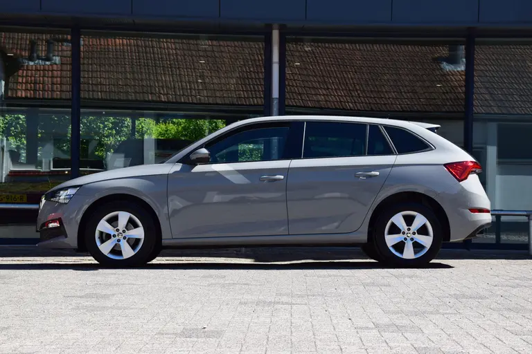 Skoda Scala 1.0 TSI Sport Business DSG Automaat | Org. NL | BOVAG Garantie | Cruise & Climate Control | Parkeersensoren | Full LED | Sportstoelen | Apple Carplay / Android Auto | afbeelding 4