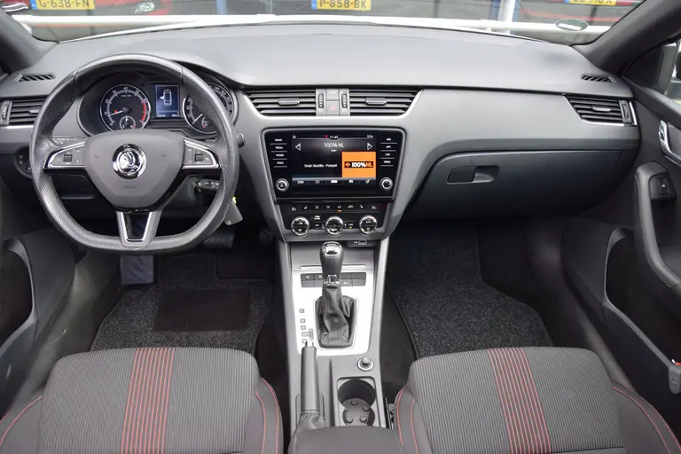 Skoda Octavia Combi 1.5 TSI Greentech Sport Business DSG Automaat | Org. NL | BOVAG Garantie | Trekhaak | Panoramadak | Stoelverwarming | DAB Radio | PDC Voor&Achter | afbeelding 6