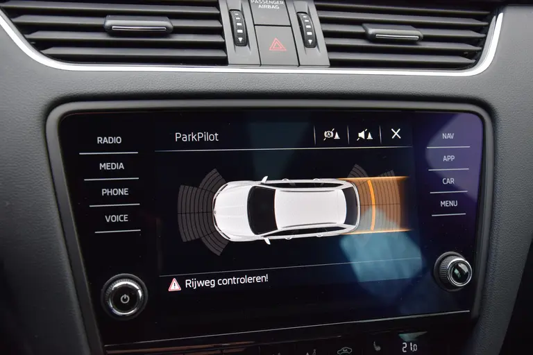 Skoda Octavia Combi 1.5 TSI Greentech Sport Business DSG Automaat | Org. NL | BOVAG Garantie | Trekhaak | Panoramadak | Stoelverwarming | DAB Radio | PDC Voor&Achter | afbeelding 24