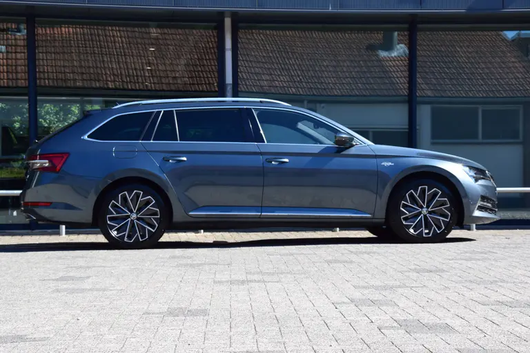 Skoda Superb Combi 1.4 TSI iV Laurin&Klement | BOVAG Garantie | Trekhaak | Leder | Panoramadak | Camera | Virtual Cockpit | Full LED | Stoelverwarming Voor&Achter | 18'' Met All Season Banden | afbeelding 5
