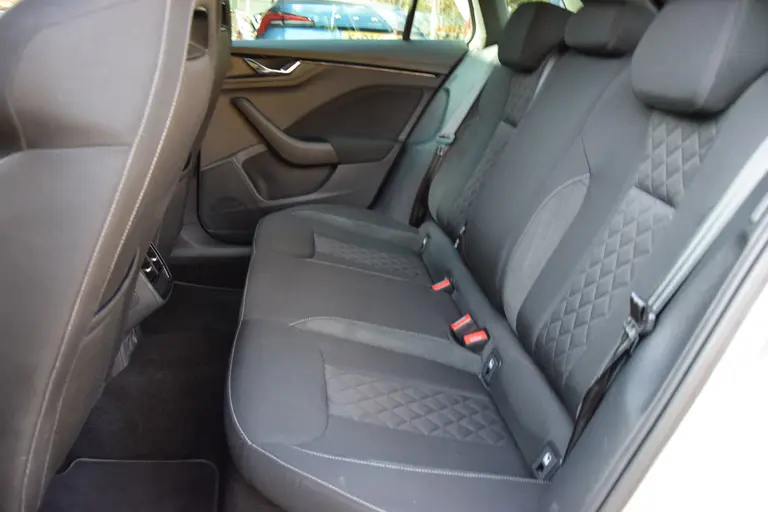 Skoda Kamiq 1.0 TSI 111PK Sport Business | Org. NL | BOVAG Garantie | Trekhaak | Virtual Cocpit | Sportstoelen | Cruise&Climate Control | PDC Achter | Apple Carplay/ Android Auto | afbeelding 8