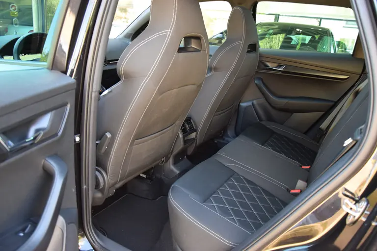 Skoda Karoq 1.5 TSI ACT Sportline Business | Org. NL | BOVAG Garantie | Panoramadak | Virtual Dashboard | Elektrische Achterklep | Achteruitrijcamera | 19'' Velgen | Stuur&Stoelverwarming | afbeelding 7