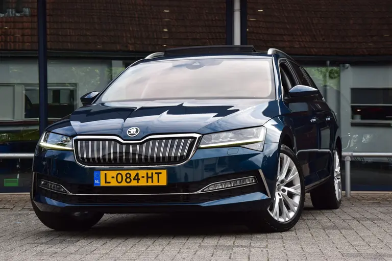 Skoda Superb Combi 1.4 TSI iV 160PK Business Edition Plus PHEV DSG Automaat | Org. NL | BOVAG Garantie | Trekhaak | Virtual dashboard | Apple Carplay/Android Auto | Elektrische Voorstoelen met geheugen | Verwarmde Voorruit + Stoelen | afbeelding 2