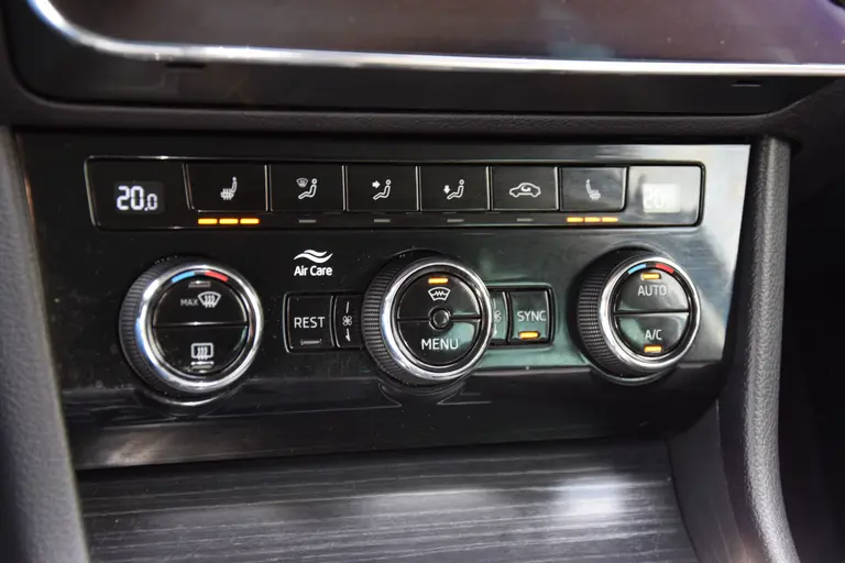 Skoda Superb Combi 1.5 TSI ACT 150PK Business Edition DSG Automaat | Org. NL | BOVAG Garantie | Trekhaak | Virtual dashboard | Apple Carplay/Android Auto | Elektrische bestuurdersstoel met geheugen | Verwarmde voorruit / Voorstoelen | afbeelding 23