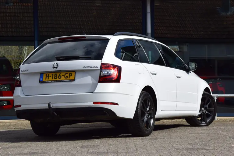 Skoda Octavia Combi 1.5 TSI Greentech Sport Business DSG Automaat | Org. NL | BOVAG Garantie | Trekhaak | Panoramadak | Stoelverwarming | DAB Radio | PDC Voor&Achter | afbeelding 2