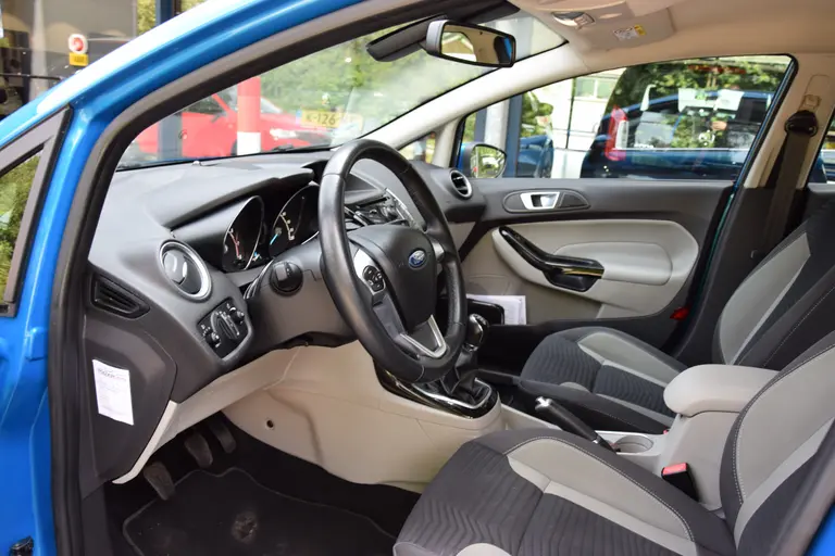 Ford Fiesta 1.0 EcoBoost Titanium | Incl. Nieuwe Distributieriem | Stoelverwarming | Climate Control | 15'' Velgen | Voorruitverwarming | PDC Voor&Achter | Bluetooth | afbeelding 9