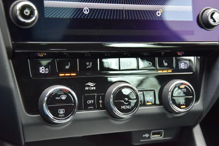 Skoda Octavia Combi 1.5 TSI Greentech Sport Business DSG Automaat | Org. NL | BOVAG Garantie | Trekhaak | Panoramadak | Stoelverwarming | DAB Radio | PDC Voor&Achter | afbeelding 20