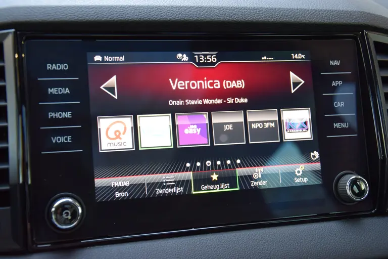 Skoda Karoq 1.5 TSI ACT Sportline Business | Org. NL | BOVAG Garantie | Panoramadak | Virtual Dashboard | Elektrische Achterklep | Achteruitrijcamera | 19'' Velgen | Stuur&Stoelverwarming | afbeelding 22