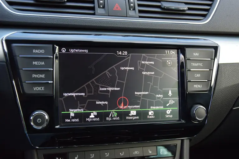 Skoda Superb 1.4 TSI Ambition Business | BOVAG Garantie | Trekhaak | Stoelverwarming | Achteruitrijcamera | All Season Banden | Cruise&Climate Control | Navigatie | Elektrisch Bedienbare Bestuurdersstoel | afbeelding 24