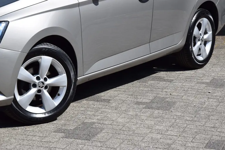 Skoda Fabia Combi 1.0 TSI Ambition 96PK | BOVAG Garantie | 15'' Velgen | Speed Limiter | Parkeersensoren Achter | Airconditioning | Apple Carplay/ Android Auto | afbeelding 16