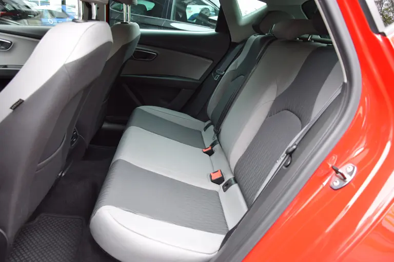 SEAT Leon 1.2 TSI 105PK Style Business | BOVAG Garantie | Cruise&Climate Control | Stoelverwarming | PDC Achter | 16'' Velgen Met All Season Banden | Bluetooth Telefoonverbinding | afbeelding 8