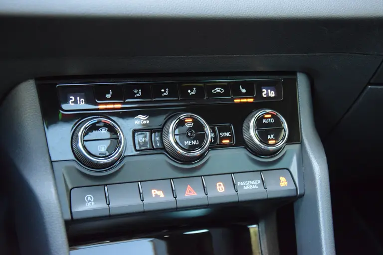 Skoda Karoq 1.5 TSI ACT Sportline Business | Org. NL | BOVAG Garantie | Panoramadak | Virtual Dashboard | Elektrische Achterklep | Achteruitrijcamera | 19'' Velgen | Stuur&Stoelverwarming | afbeelding 25