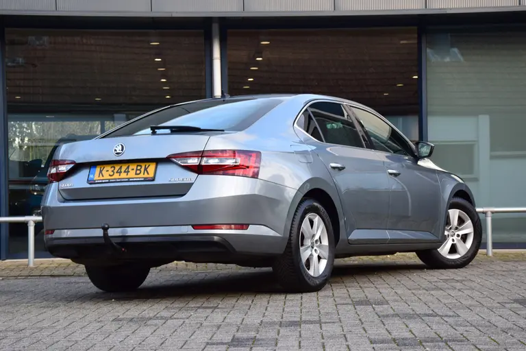 Skoda Superb 1.4 TSI Ambition Business | BOVAG Garantie | Trekhaak | Stoelverwarming | Achteruitrijcamera | All Season Banden | Cruise&Climate Control | Navigatie | Elektrisch Bedienbare Bestuurdersstoel | afbeelding 2