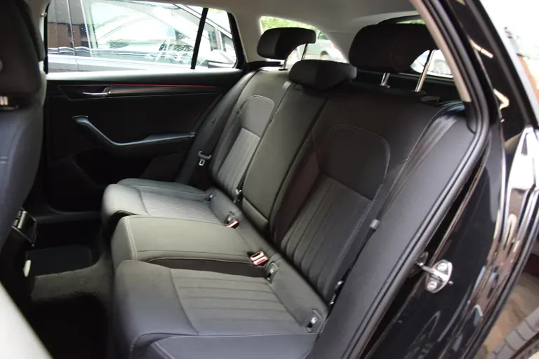 Skoda Superb Combi 1.5 TSI ACT Business Edition Plus | NL-Auto | BOVAG Garantie | Trekhaak | Virtual dashboard | Apple Carplay/Android Auto | Elektrische Bestuurdersstoel | Stoelverwarming | afbeelding 8