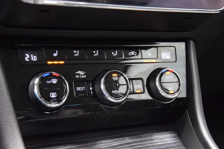 Skoda Superb Combi 1.4 TSI iV Business Edition Plus PHEV Plug-in Hybride | Org. NL | BOVAG Garantie | Trekhaak | Virtual Cockpit | Apple Carplay/Android Auto | Elektrische Voorstoelen met geheugen | Verwarmde Voorruit + Stoelen | afbeelding 29