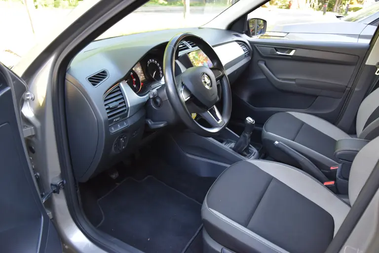 Skoda Fabia Combi 1.0 TSI Ambition 96PK | BOVAG Garantie | 15'' Velgen | Speed Limiter | Parkeersensoren Achter | Airconditioning | Apple Carplay/ Android Auto | afbeelding 9