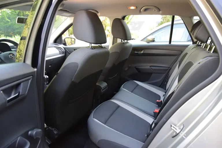 Skoda Fabia Combi 1.0 TSI Ambition 96PK | BOVAG Garantie | 15'' Velgen | Speed Limiter | Parkeersensoren Achter | Airconditioning | Apple Carplay/ Android Auto | afbeelding 7