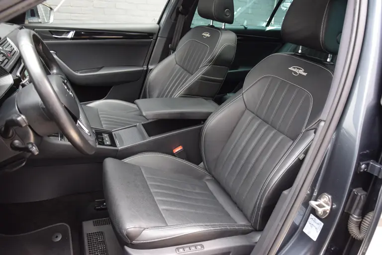 Skoda Superb Combi 1.4 TSI iV Laurin&Klement | BOVAG Garantie | Trekhaak | Leder | Panoramadak | Camera | Virtual Cockpit | Full LED | Stoelverwarming Voor&Achter | 18'' Met All Season Banden | afbeelding 11