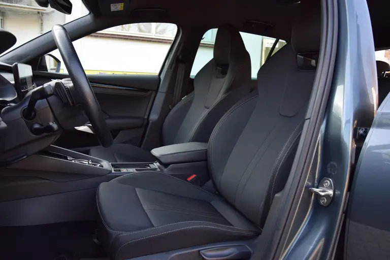 Skoda Octavia Combi 1.5 e-TSI Sport Business | Org. NL | BOVAG Garantie | Trekhaak | Adaptieve Cruise Control | Virtual Cockpit | Stoelverwarming | Achteruitrijcamera | Carplay | afbeelding 10