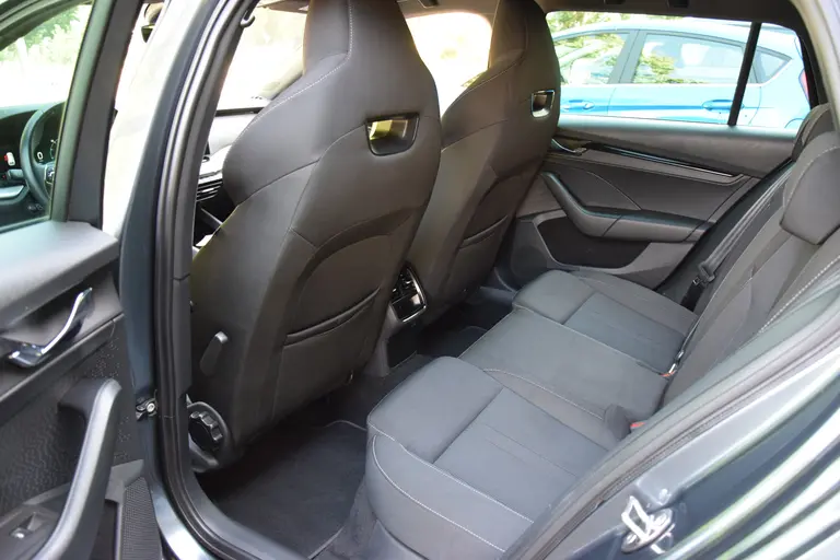 Skoda Octavia Combi 1.5 e-TSI 150PK Sport Business DSG Automaat | Org. NL | BOVAG Garantie | Adaptieve Cruise Control | Virtual Cockpit | Apple Carplay/Android Auto | 18'' Velgen | Full LED | afbeelding 7