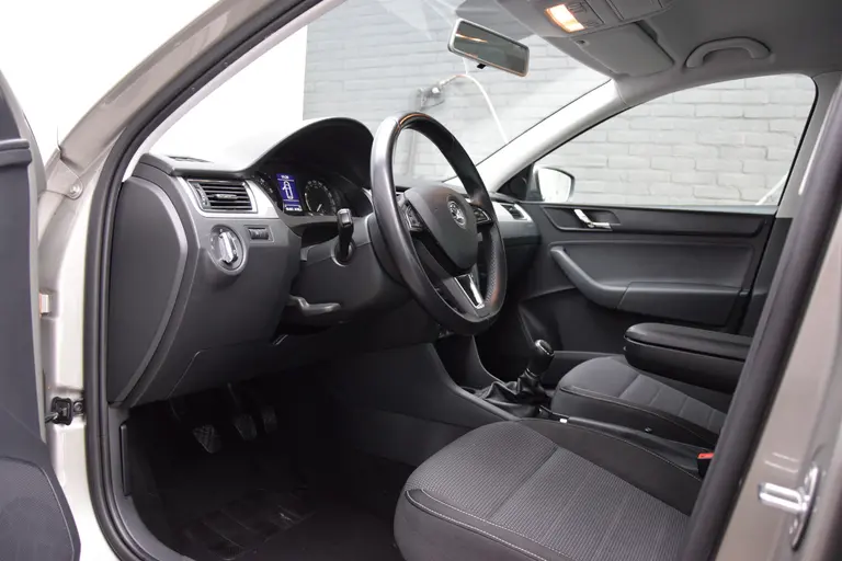 Skoda Rapid Spaceback 1.2 TSI 86PK Greentech Elegance Businessline Pro | BOVAG Garantie | NL-Auto | Navigatie | Parkeersensoren Achter | Cruise & Climate Control |17" Velgen | Bluetooth | Stoelverwarming | afbeelding 9