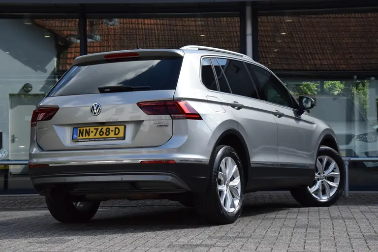 Volkswagen Tiguan 2.0 TSI 180PK 4Motion Highline DSG Automaat | NL-Auto | incl. BOVAG Garantie | 1e Eigenaar | Dealer onderhouden | Trekhaak (2500kg) | Adaptive Cruise Control | Lederen bekleding | Parkeer assistent | BTW Auto | afbeelding 2