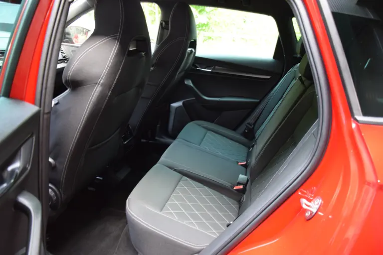 Skoda Karoq 1.5 TSI ACT Sportline Business DSG Automaat | incl. BOVAG Garantie | NL-Auto | Navigatie | Virtual Cockpit | Achteruitrijcamera | 18'' Velgen | Full LED | Carplay | DAB | Keyless Entry&GO | afbeelding 7