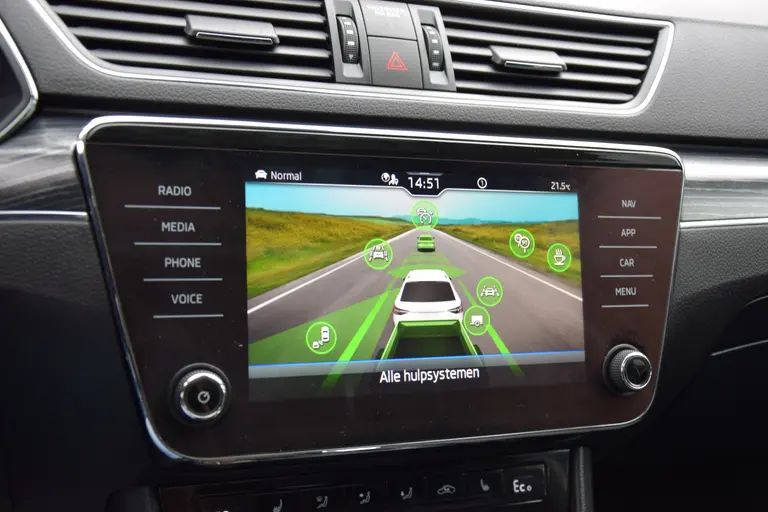 Skoda Superb Combi 1.4 TSI iV 160PK Business Edition Plus PHEV DSG Automaat | Org. NL | BOVAG Garantie | Trekhaak | Virtual dashboard | Apple Carplay/Android Auto | Elektrische Voorstoelen met geheugen | Verwarmde Voorruit + Stoelen | afbeelding 28